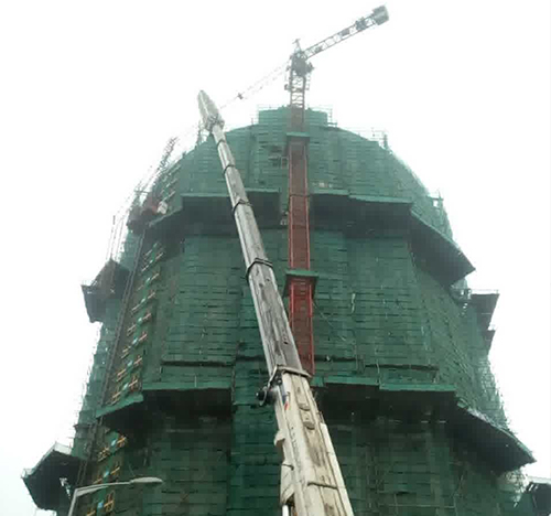 淅川吊车在工地上作业